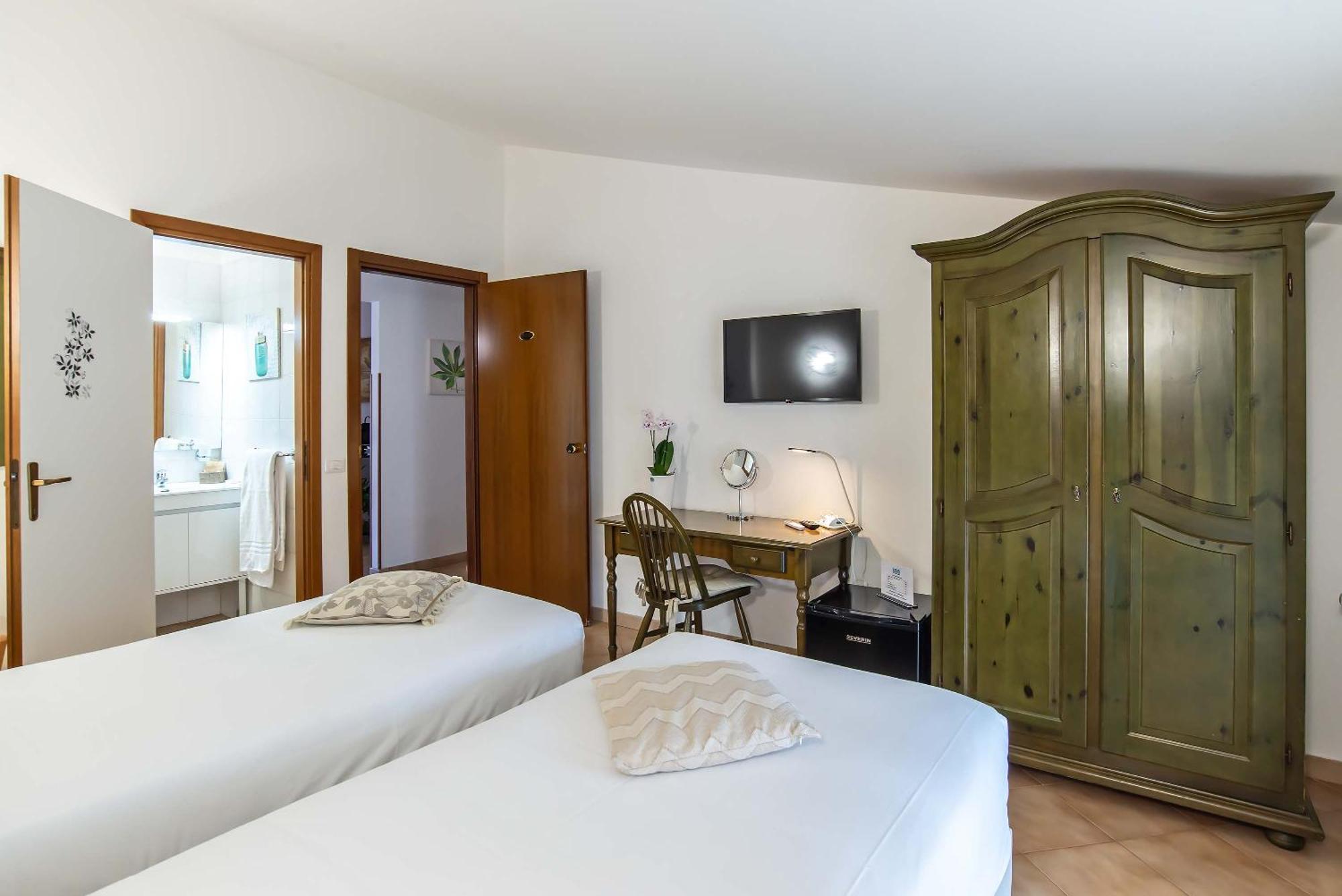 Plaza Rooms Ciampino Bagian luar foto