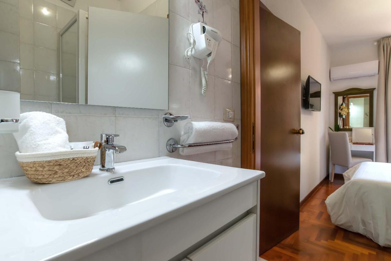 Plaza Rooms Ciampino Bagian luar foto